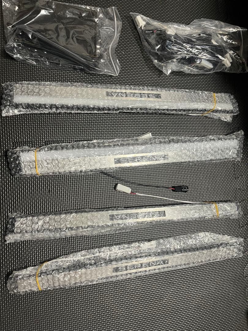 NISSAN純正品　C28セレナ　エントランスプレート