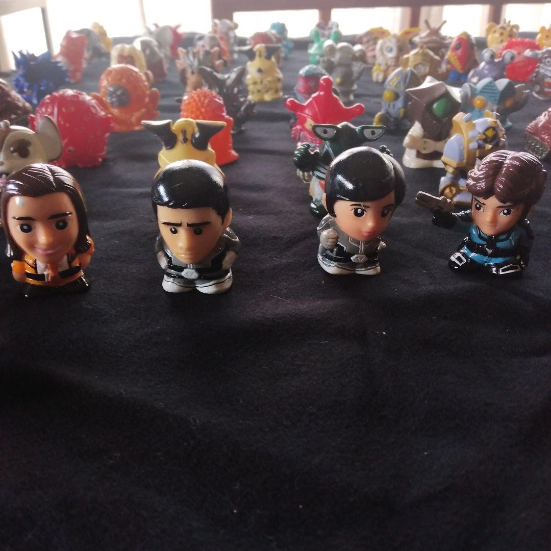 ウルトラマン怪獣とウルトラ警備隊指輪人形80体まとめ売り