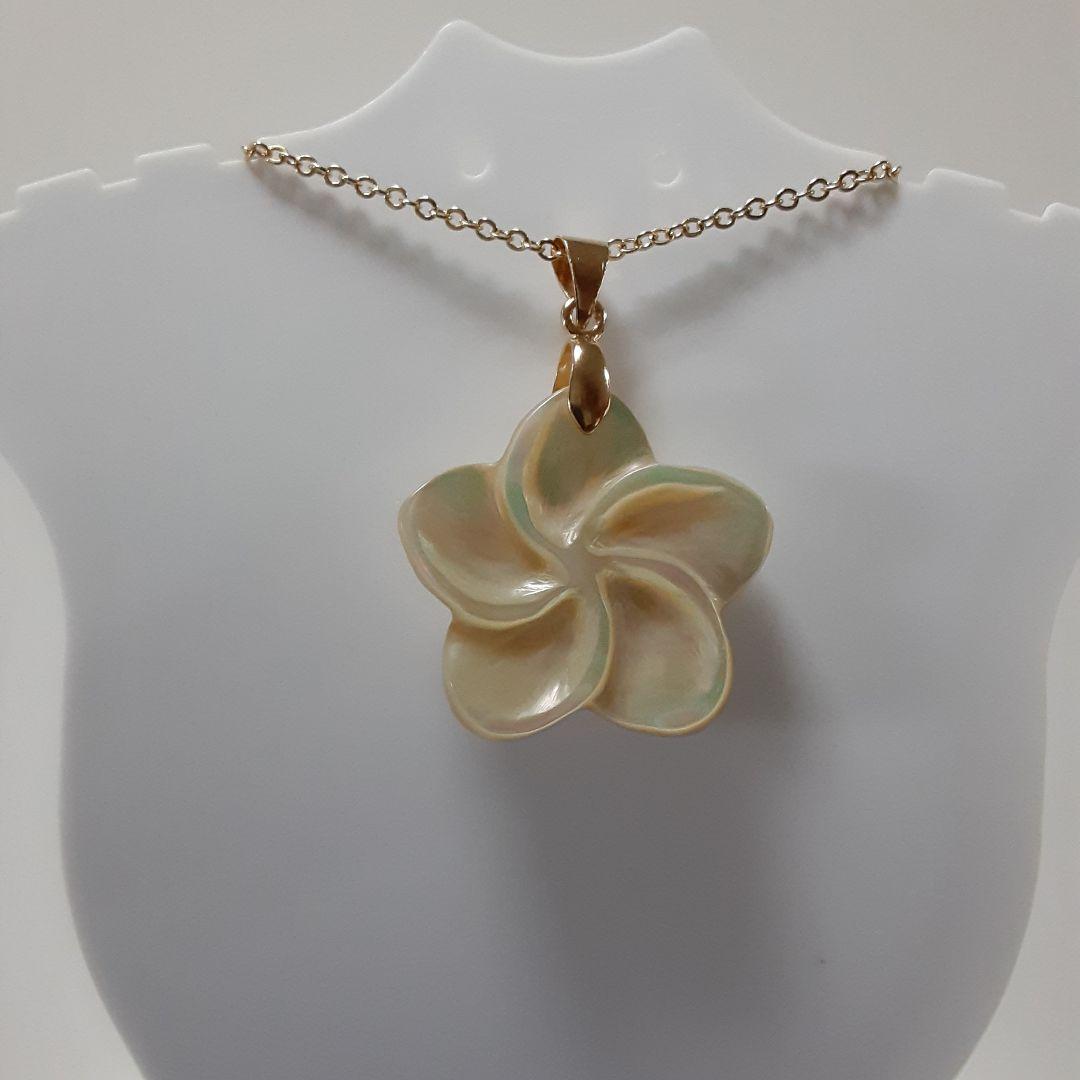 夜光貝　(雪桜様。お取引き中)　『月にウサギ:プルメリア:イルカ』ペンダント。