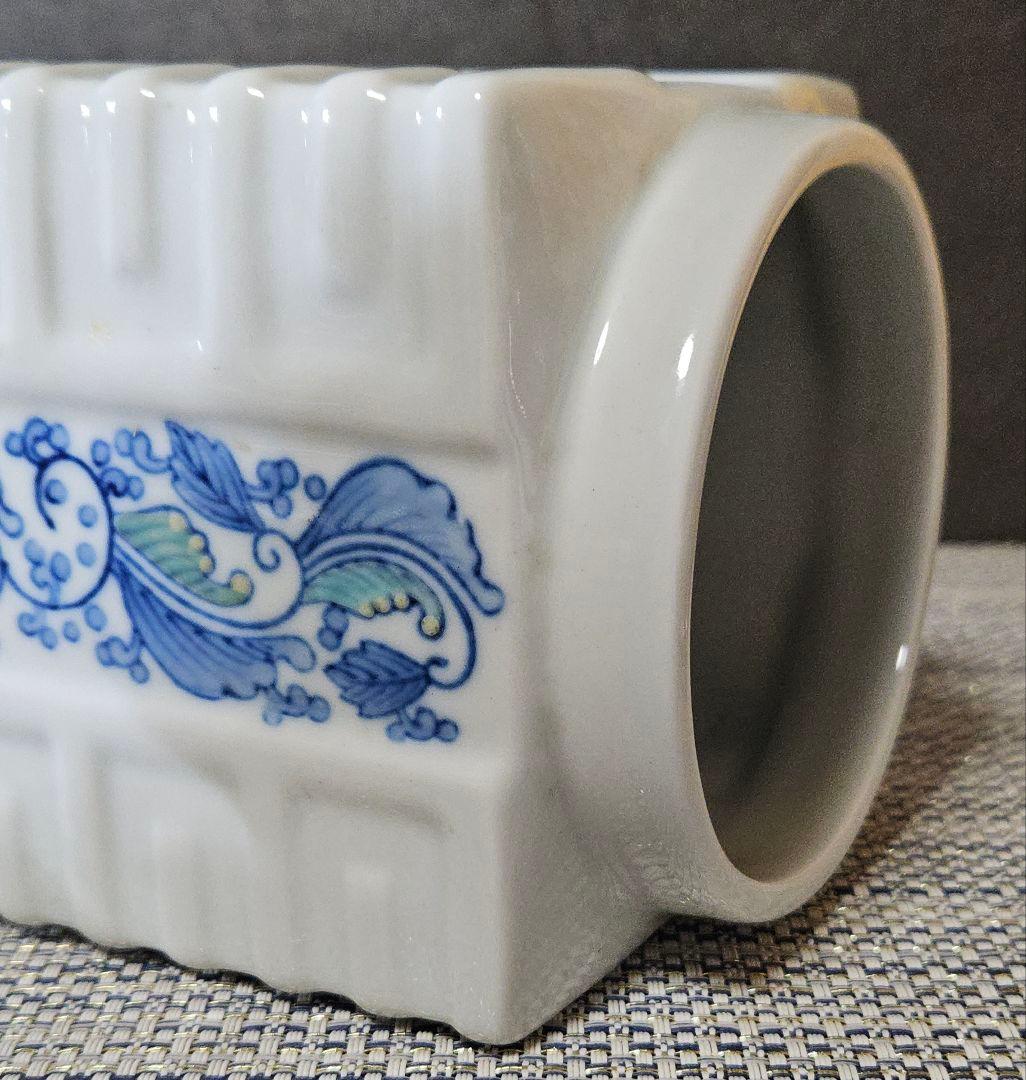 現代作家作品　鍋島系　染錦　陽刻　浮彫　花唐草文様　四方　花入れ　花瓶　オブジェ