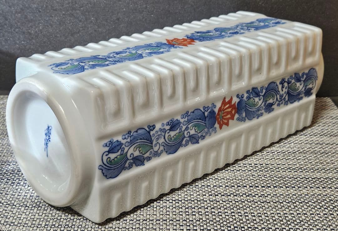 現代作家作品　鍋島系　染錦　陽刻　浮彫　花唐草文様　四方　花入れ　花瓶　オブジェ