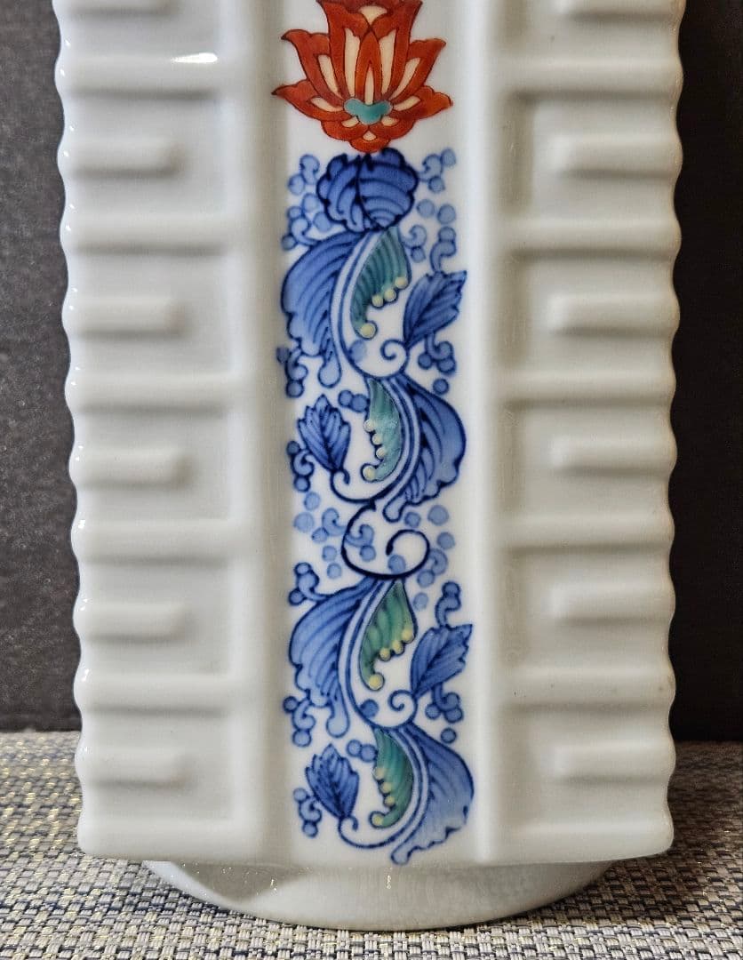 現代作家作品　鍋島系　染錦　陽刻　浮彫　花唐草文様　四方　花入れ　花瓶　オブジェ