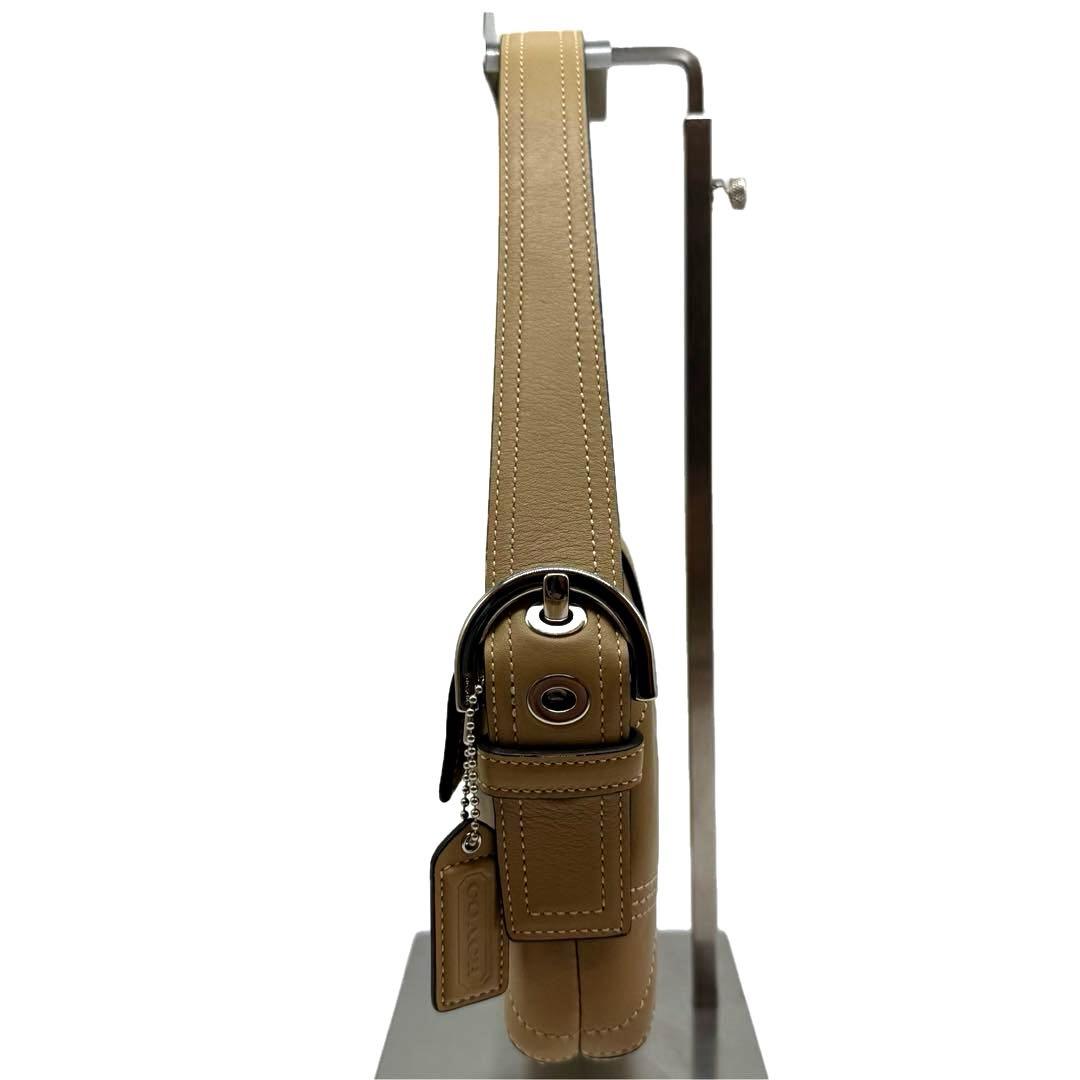 希少 コーチ アクセサリーポーチ ワンショルダー キャメル ソーホー チャーム付