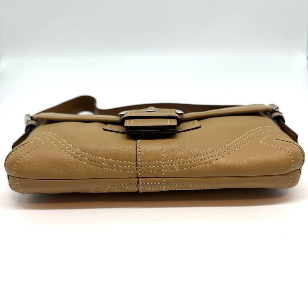 希少 コーチ アクセサリーポーチ ワンショルダー キャメル ソーホー チャーム付