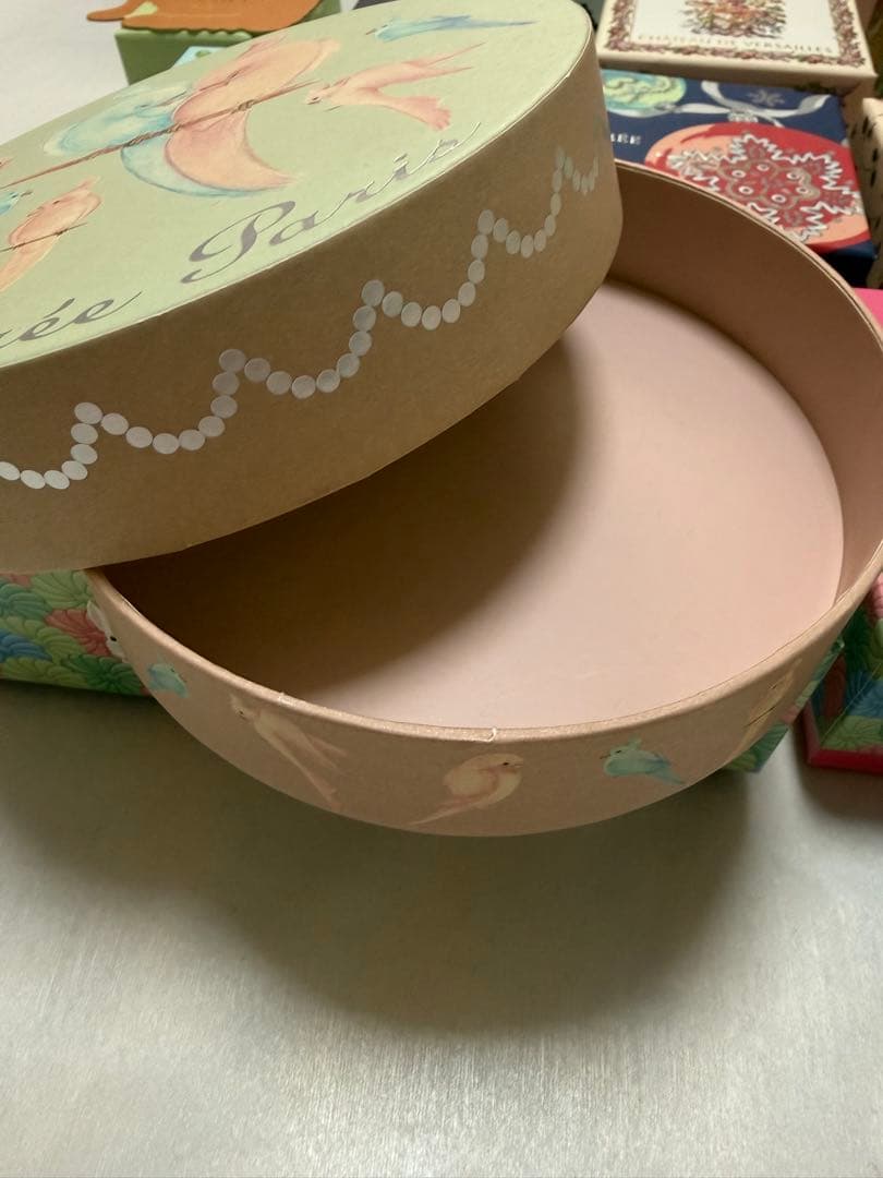 Ladurée マカロン箱 多様なデザイン