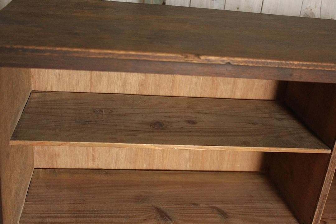 古く味のある木製の収納棚　食器棚　本棚　収納棚　古家具