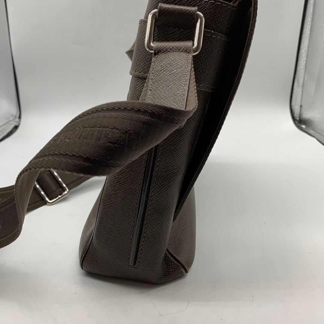 ルイヴィトン タイガ サヤン ショルダーバッグ グリズリ レザー M30918