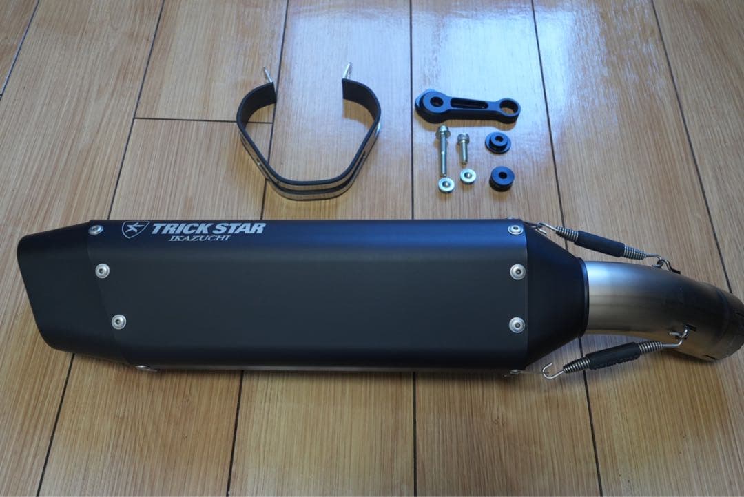 ほぼ未使用zx4rトリックスターマフラー　ブラックエディション　政府認証