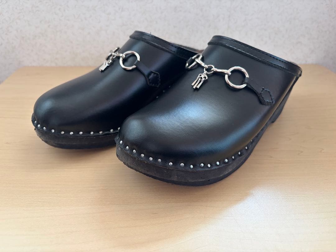 Needles × Troentorp ブラックレザーサボサンダル スタッズ付き