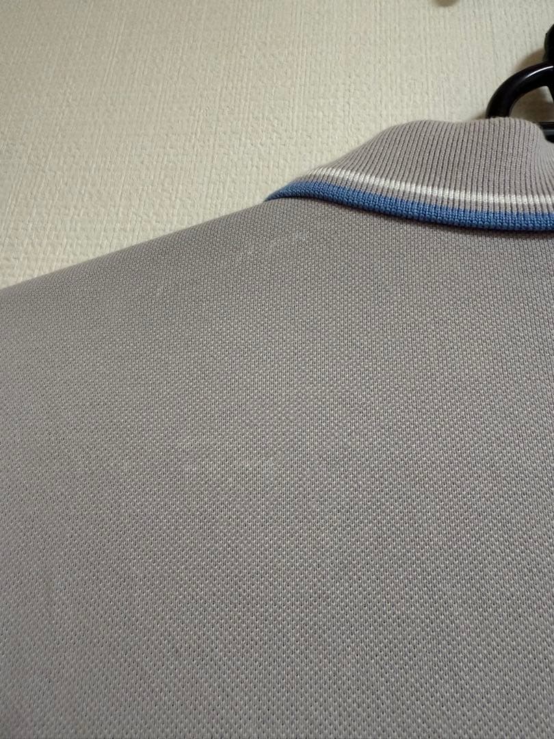 プラダ　グレー ポロシャツ 青白ストライプ襟