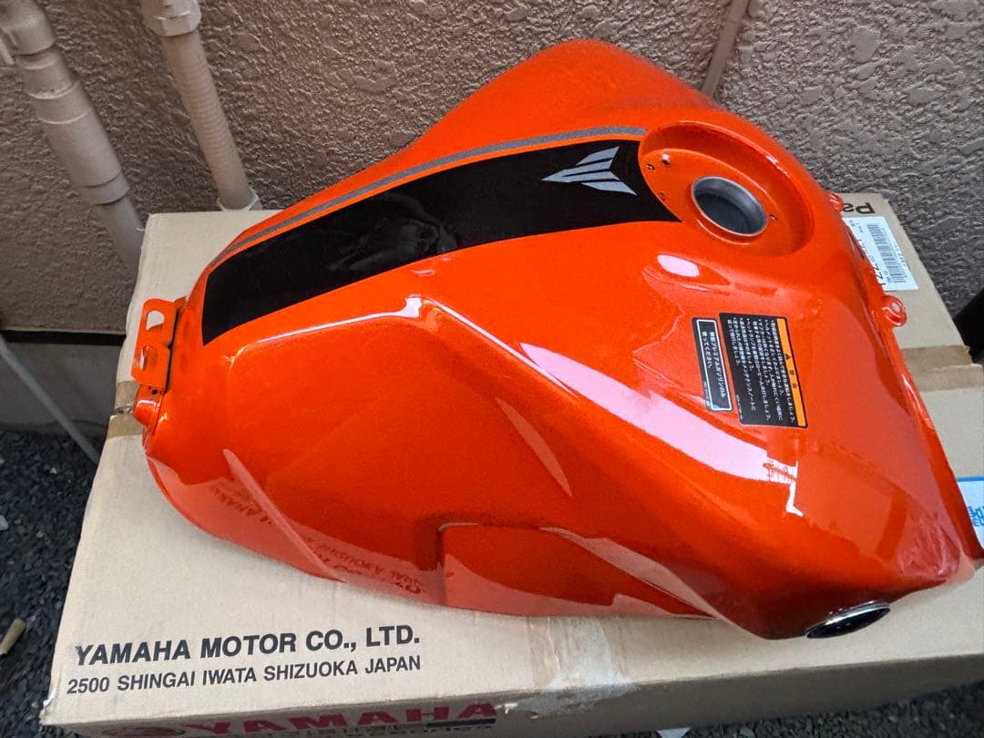 専用　ヤマハMT-09 '14 タンク新品 MT-09(2014年)オレンジ