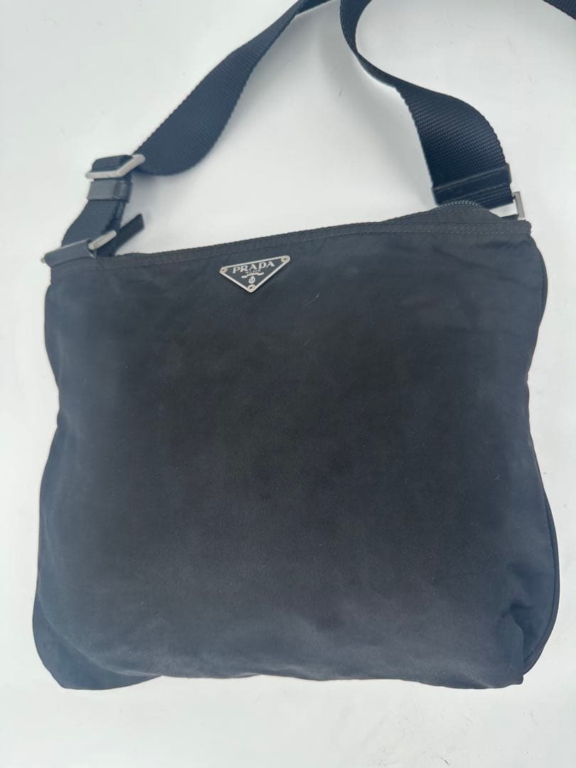 プラダ　サコッシュ　ショルダーバッグ　三角ロゴプレート　肩掛け　ナイロン　黒