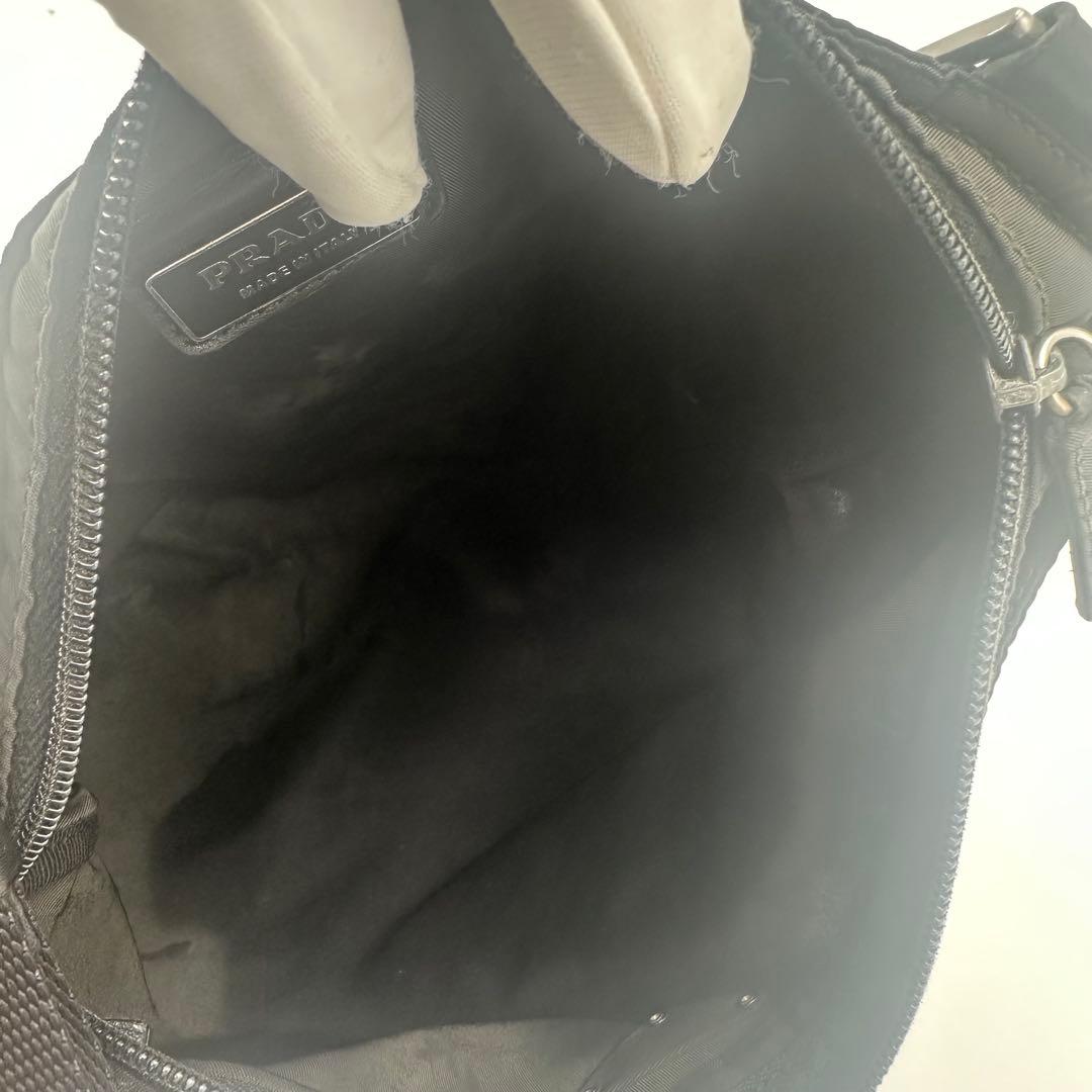 プラダ　サコッシュ　ショルダーバッグ　三角ロゴプレート　肩掛け　ナイロン　黒