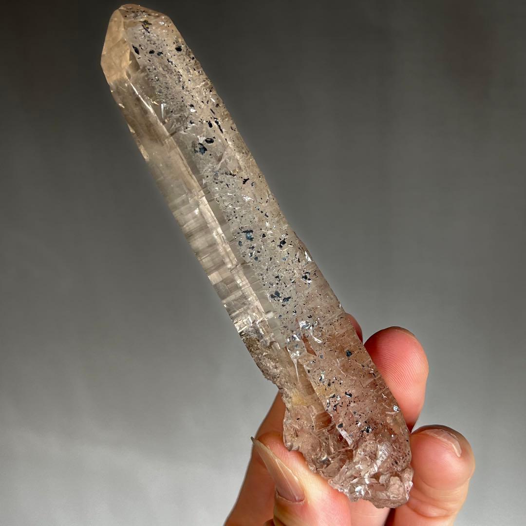 超レア　ガネーシュヒマール産　ヘマタイト付きクリスタル　ポイント