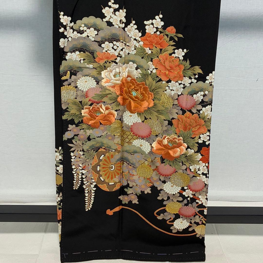 D165 黒留袖　牡丹刺繍　花車　正絹　着物　袷　しつけ糸付き未使用極美品