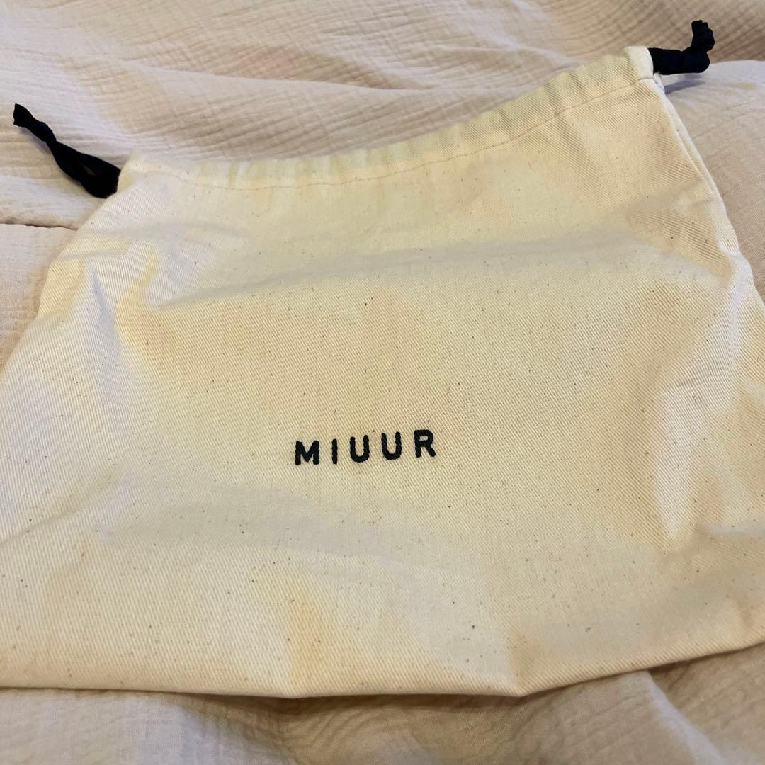 MIUURベージュ フラップボディバッグ