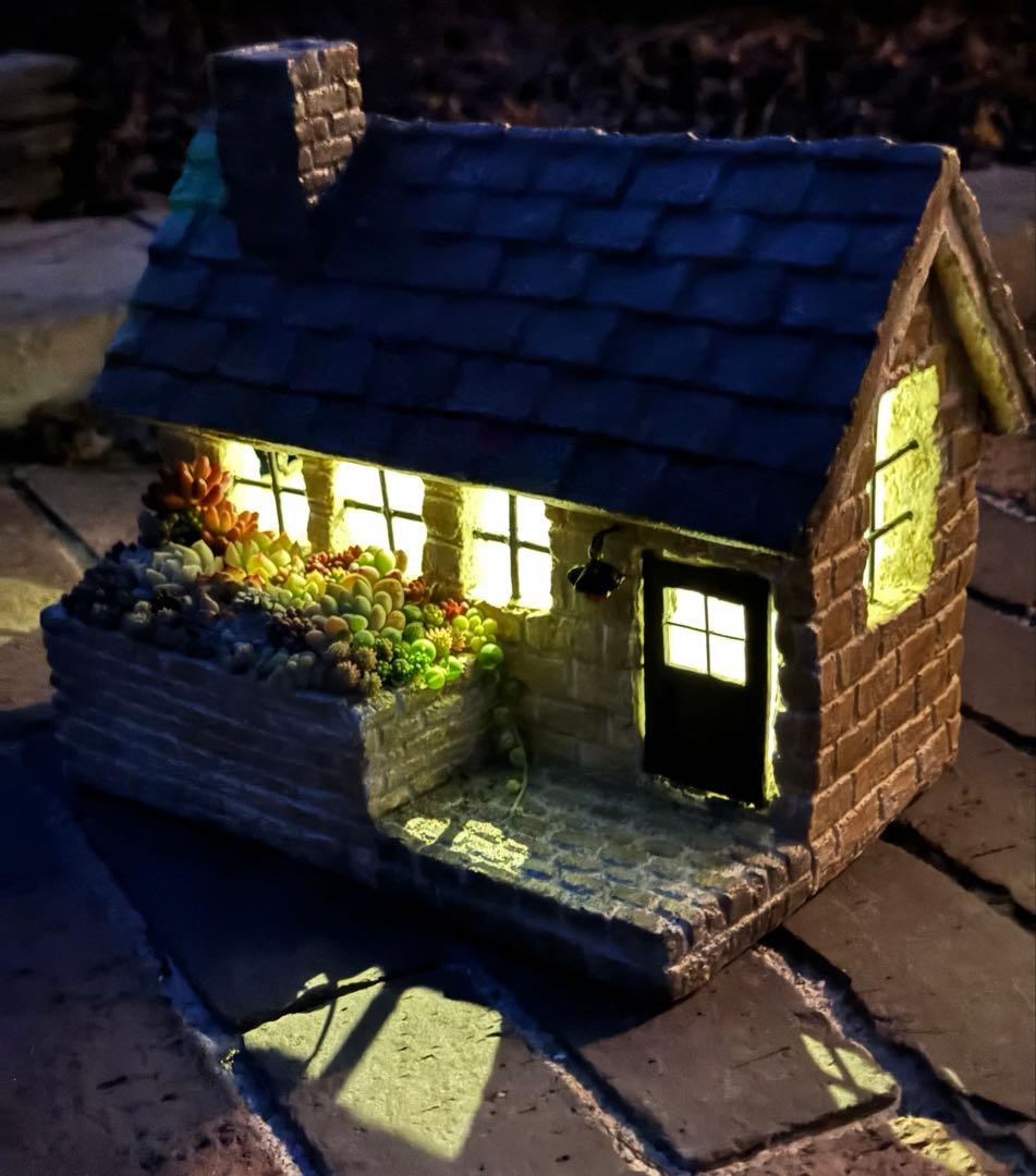そのまま飾れる寄せ植え　モルタルハウス　ソーラーライト