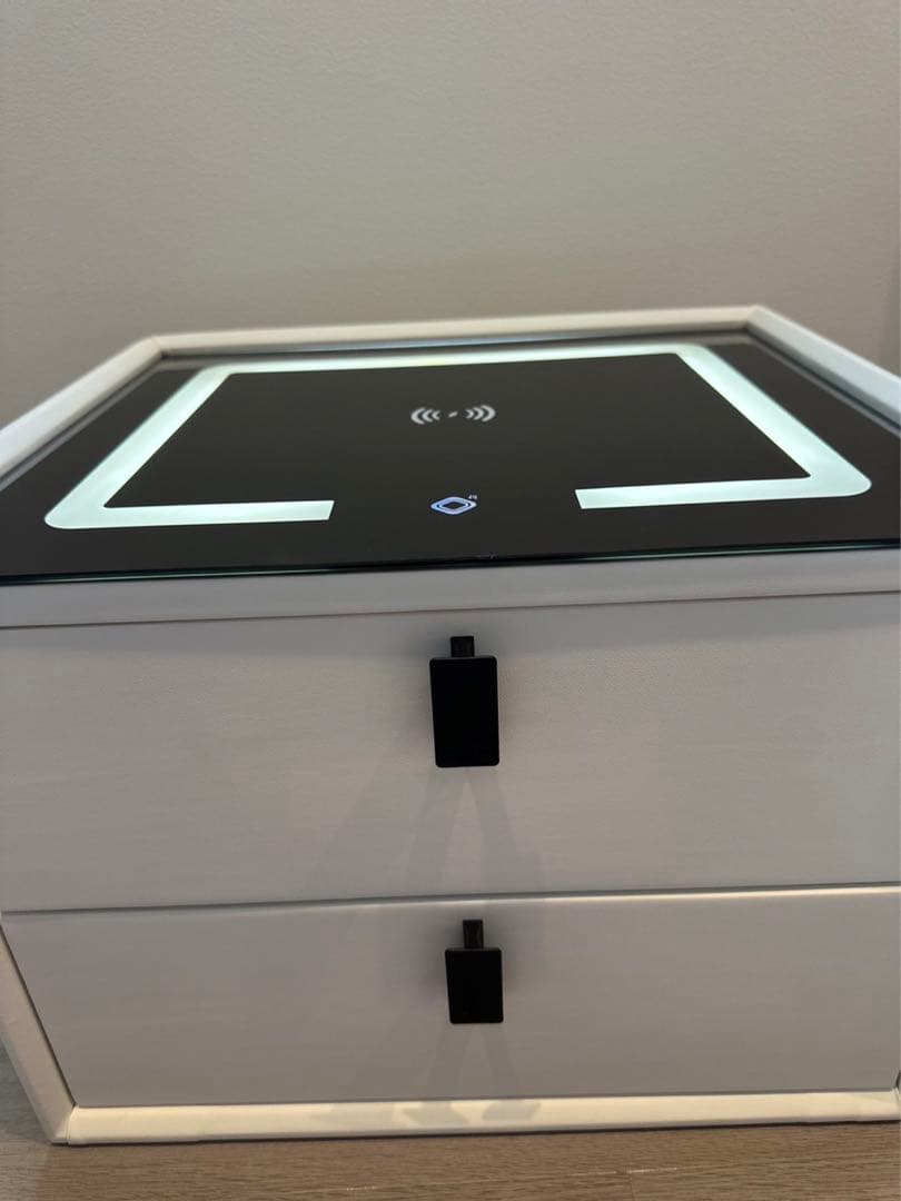 スマートテーブル　テーブルに置くだけ充電可❗️収納あり❗️