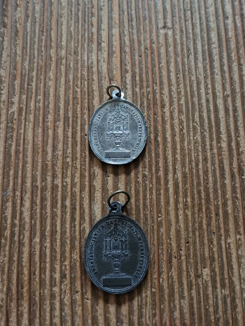 アンティークメダイ 祭壇と聖人 異素材ラージチャーム2枚ペアセット天然革紐付き