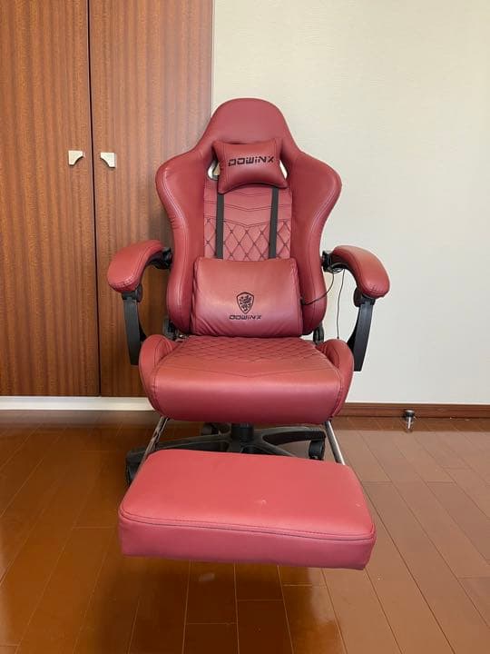 赤いデスクチェア