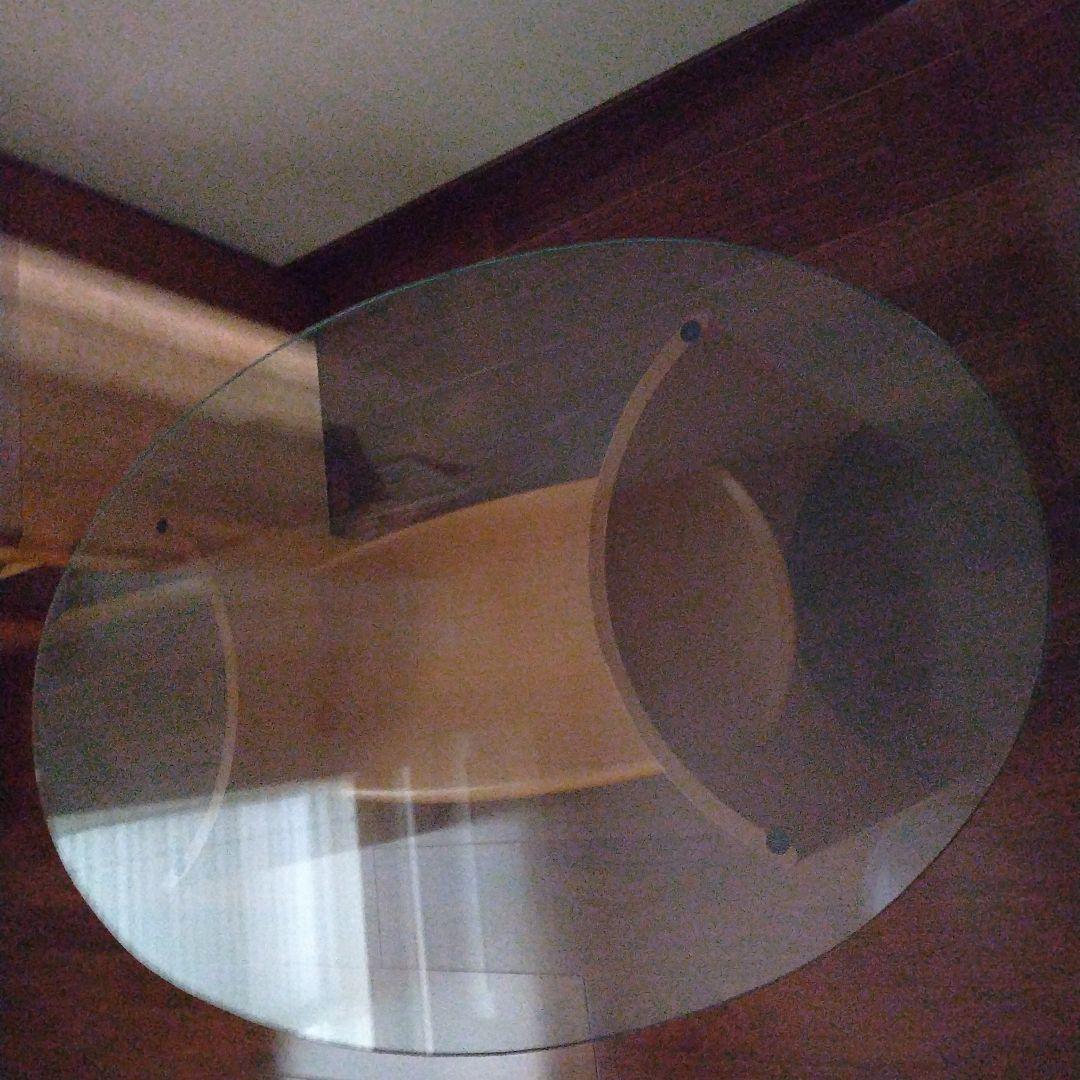 モダンな楕円形ガラステーブル