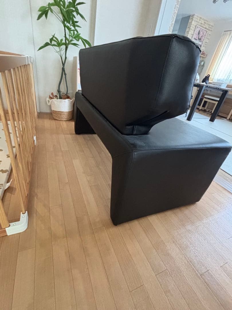 ベンチソファ　黒い合成皮革の背もたれ付きベンチ
