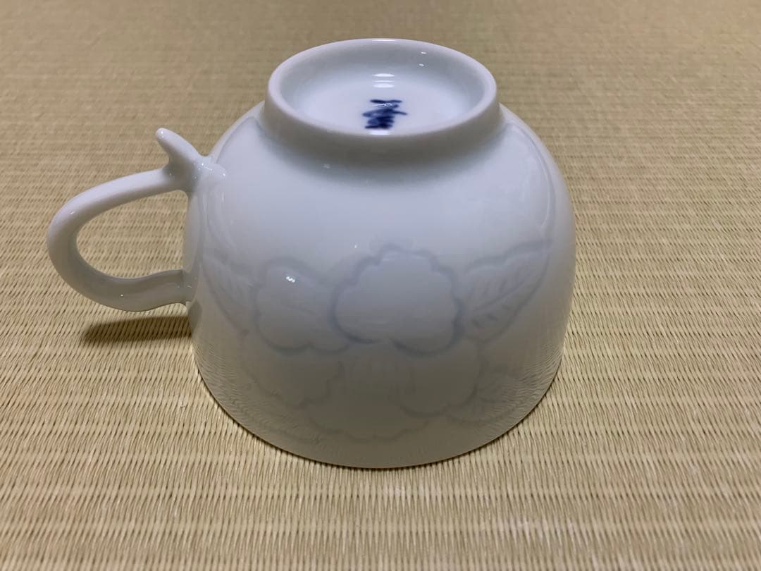 人間国宝・井上萬二　白滋染椿彫文　カップ＆ソーサー5点セット