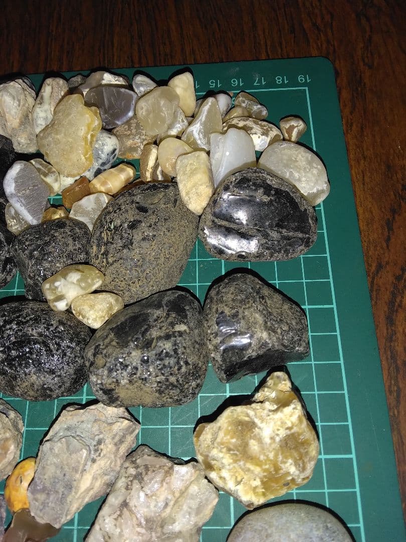 北海道産鉱物標本　鉱物　瑪瑙　稲倉石　原石　宝石　天然石　A8