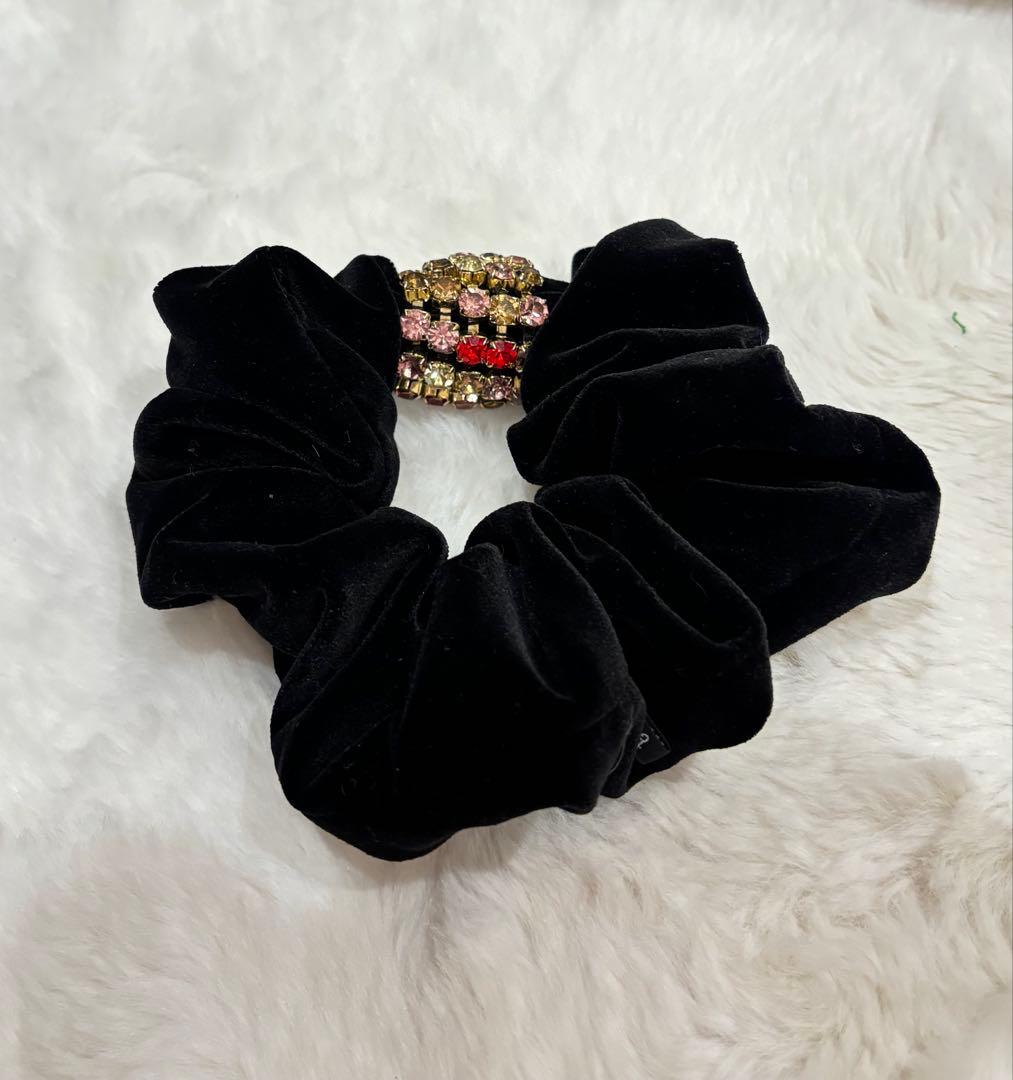 acca ビジュー付き　黒ベルベット　大きめシュシュ