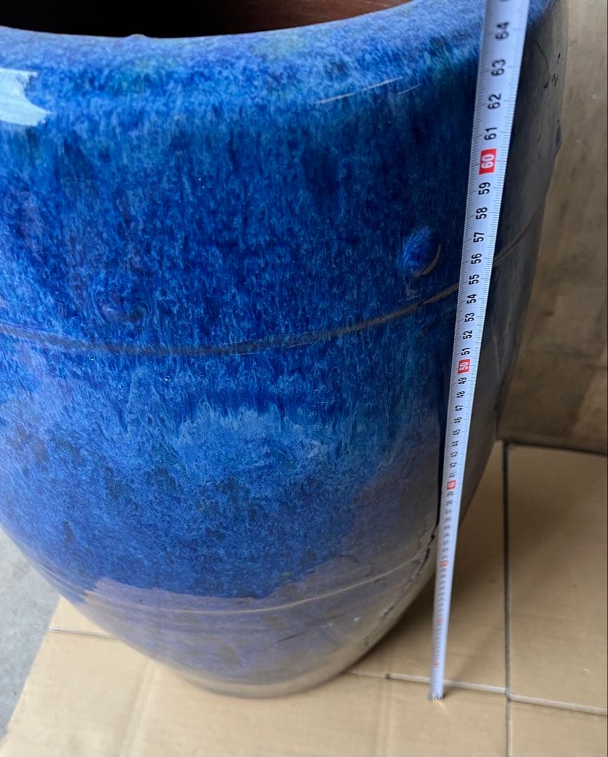 青い陶器の円筒形花瓶