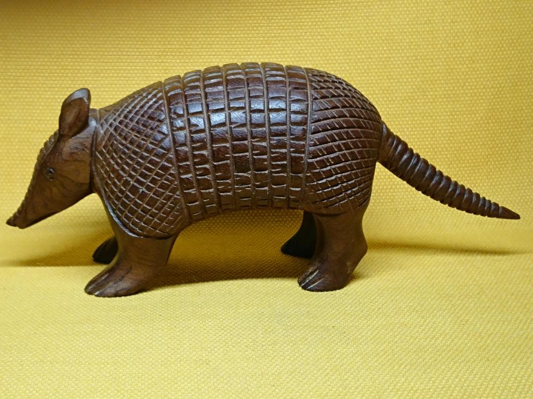 【美品】アルマジロ　木彫　彫刻　置物　インテリア　工芸品　美術品　A2557