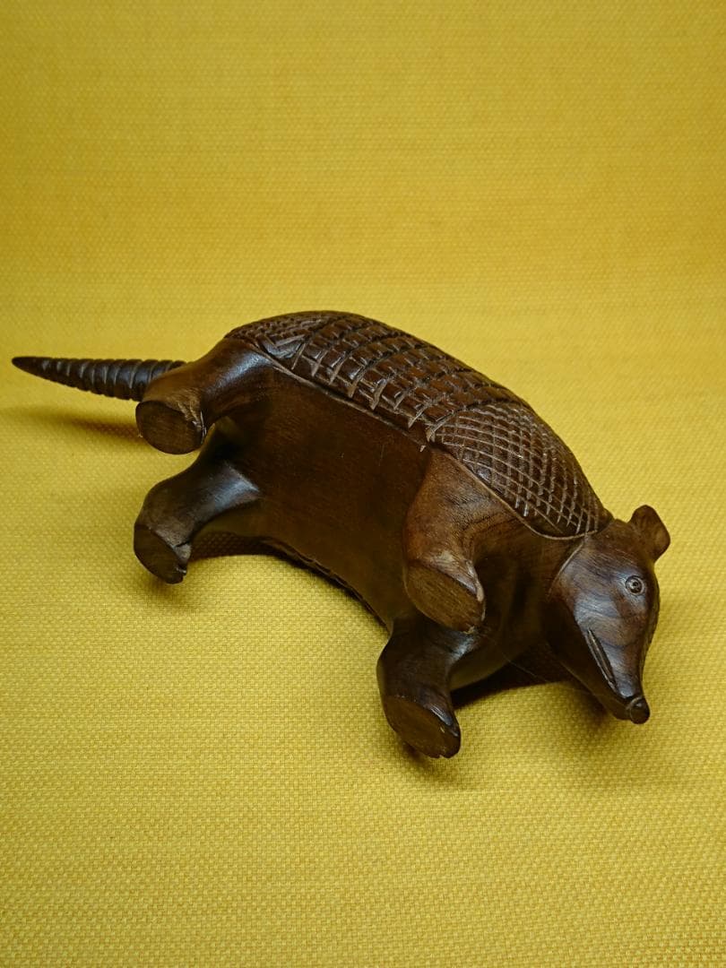 【美品】アルマジロ　木彫　彫刻　置物　インテリア　工芸品　美術品　A2557
