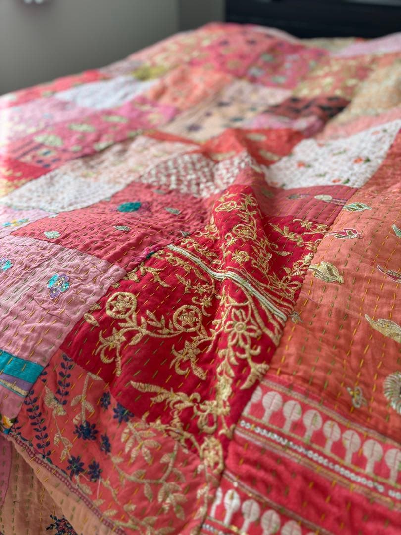 【サーモンピンク系】ラリーキルト　インド刺繍　カンタ　ヴィンテージ　マルチカバー