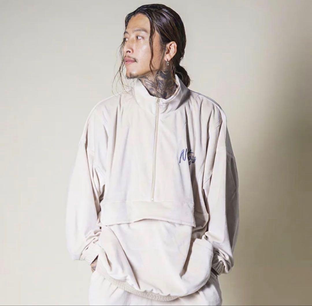 森下直哉着用 Nastoys ベロアセットアップ