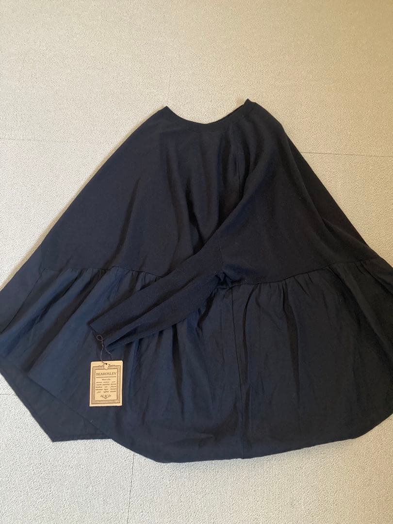 BEARDSLEY ★新品未使用タグ付きブラック フレア長袖トップス