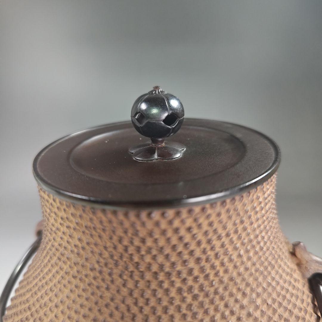 イ929 茶釜『釜師　菊地政光作』『霰文　鶴首　茄子耳　鉄釜　共箱　釜環付』茶道