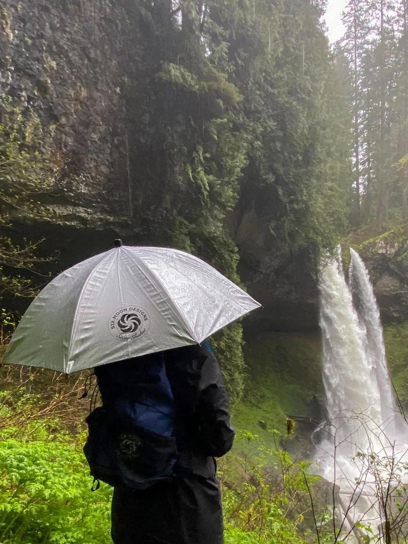 山は秋冬も紫外線が強い　シックスムーンデザインズ　カーボン　折りたたみ傘　特価