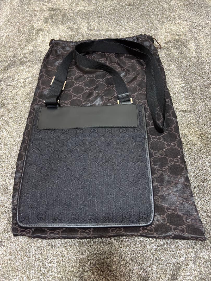 ブラック ショルダーバッグ ロゴ入り 収納袋付き