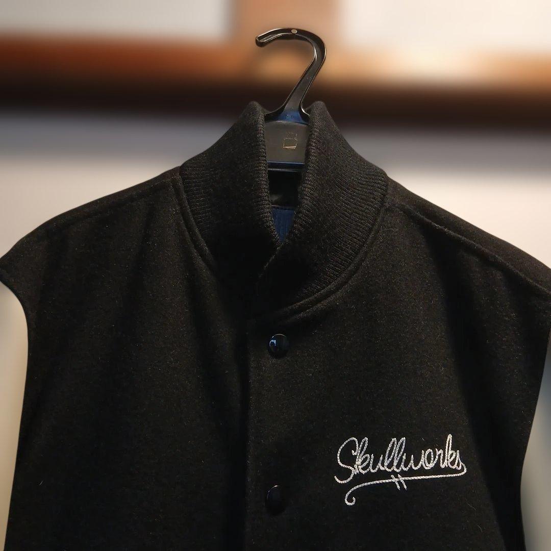 ブランドコラボウール混本革牛袖スタジャン黒ベージュボーンスカルサガラ刺繍新品同様