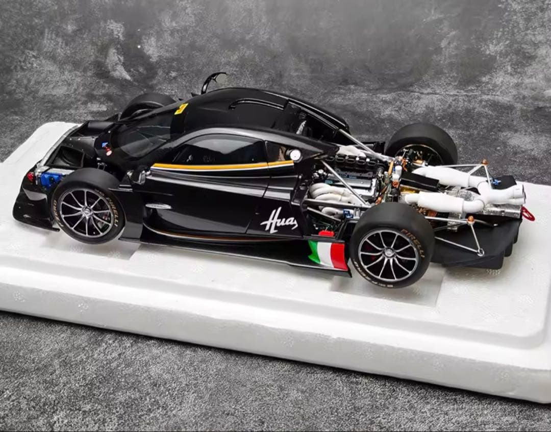 Pagani Huayra R 1/18 スケールモデルミニカー