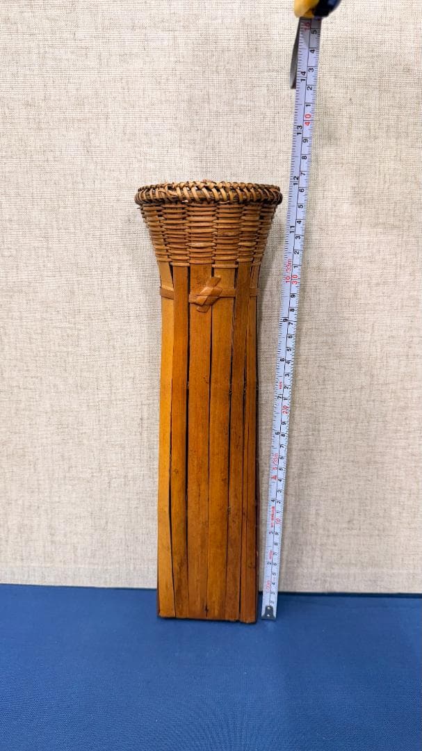 「#傾く美学 #依存の造形 この金色は、寄りかかる場所を求めている。」