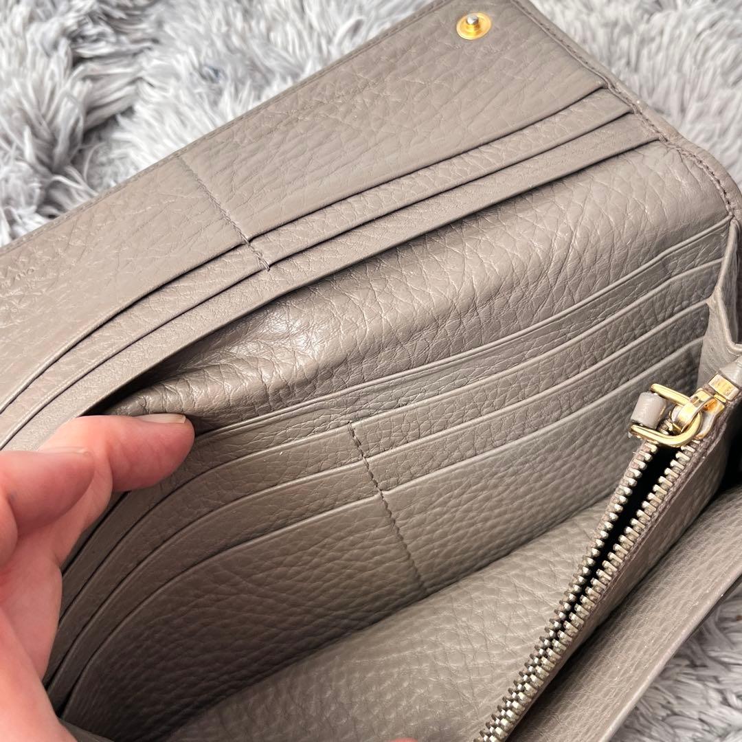 良品✨PRADA 長財布　メタルロゴ　長財布　シボレザー　グレージュ