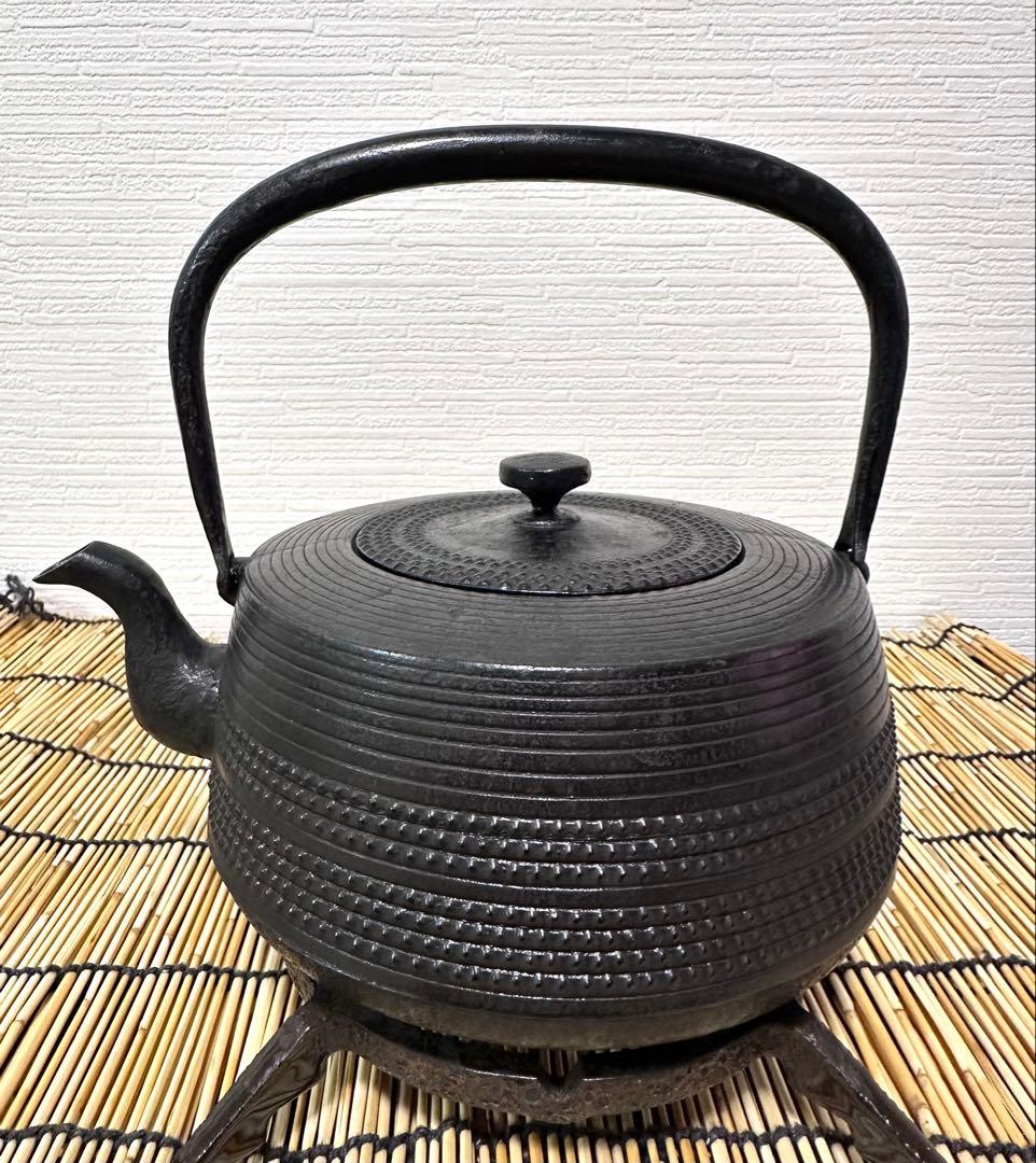 未使用品、長期保管品　南部鉄器共同組合販売　肩平型アラレ　南部鉄瓶　南部鉄器