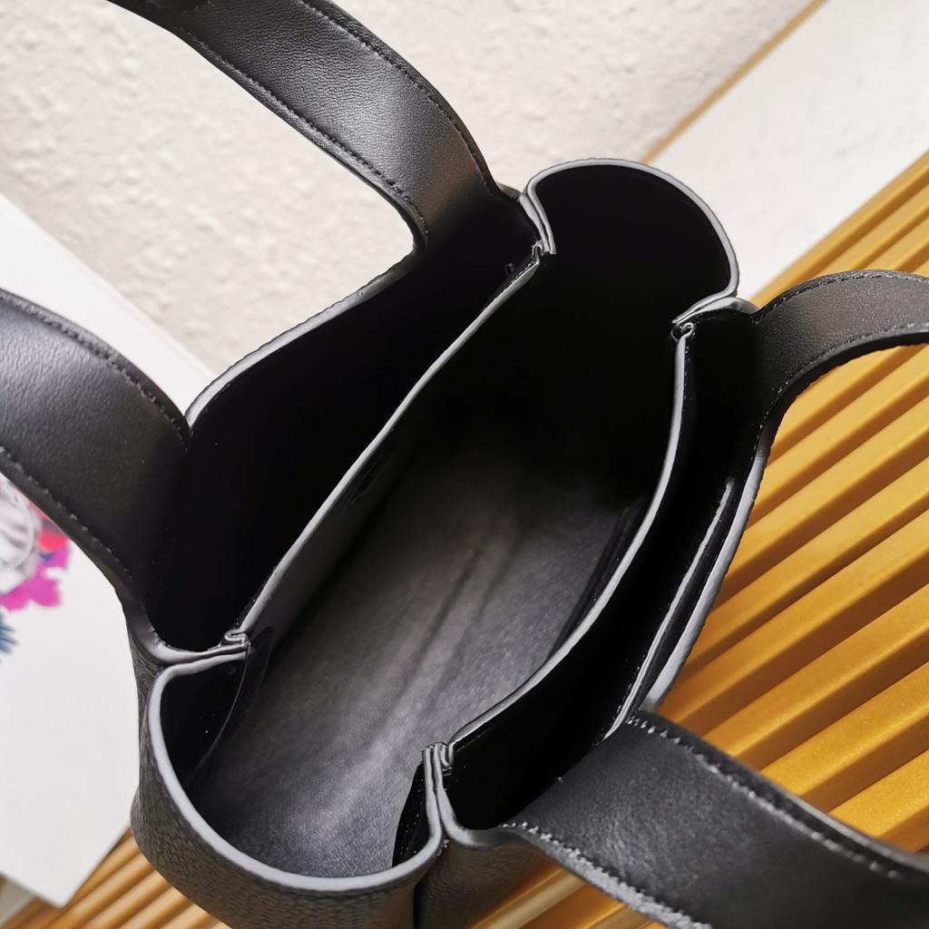 極美品！ブラック　ハンドバッグ　レザー