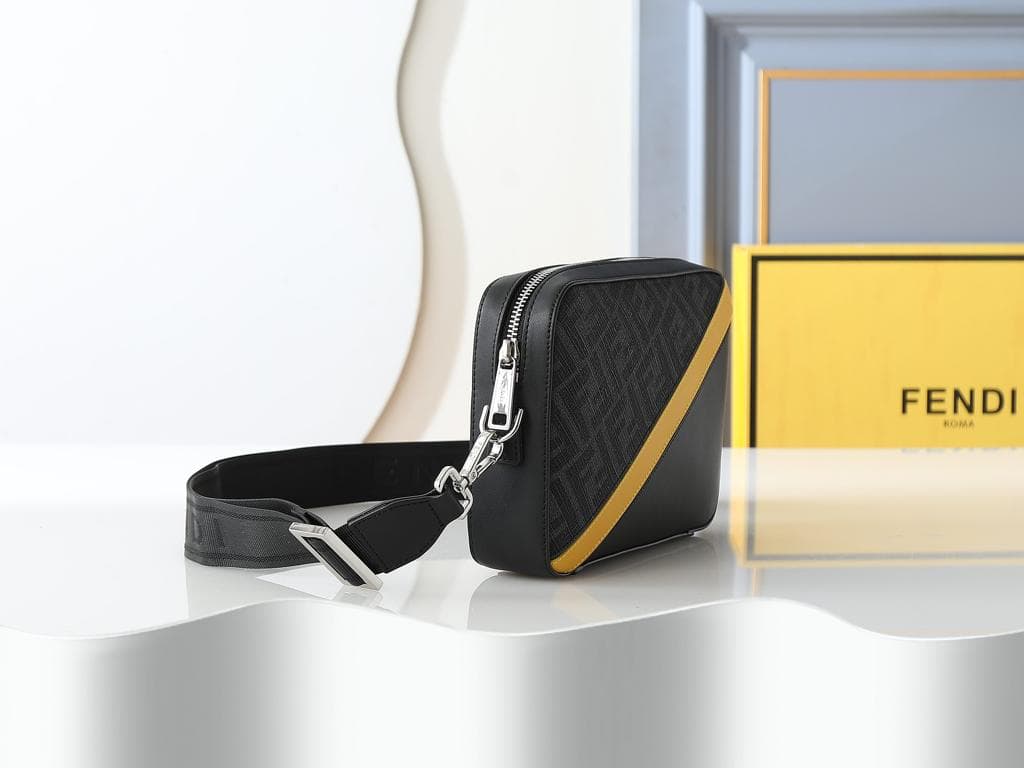 極美品✨ノベルティ　ショルダーバッグ　ブラック　レザー