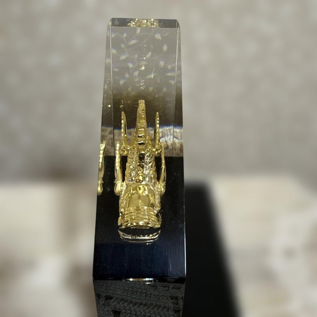 金色の魚のクリスタル置物