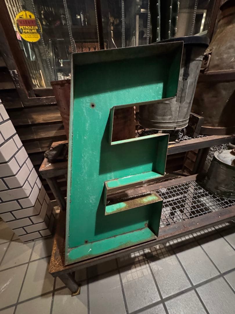 特大ビンテージ　アイアン　アルファベット文字E か3インダストリアル