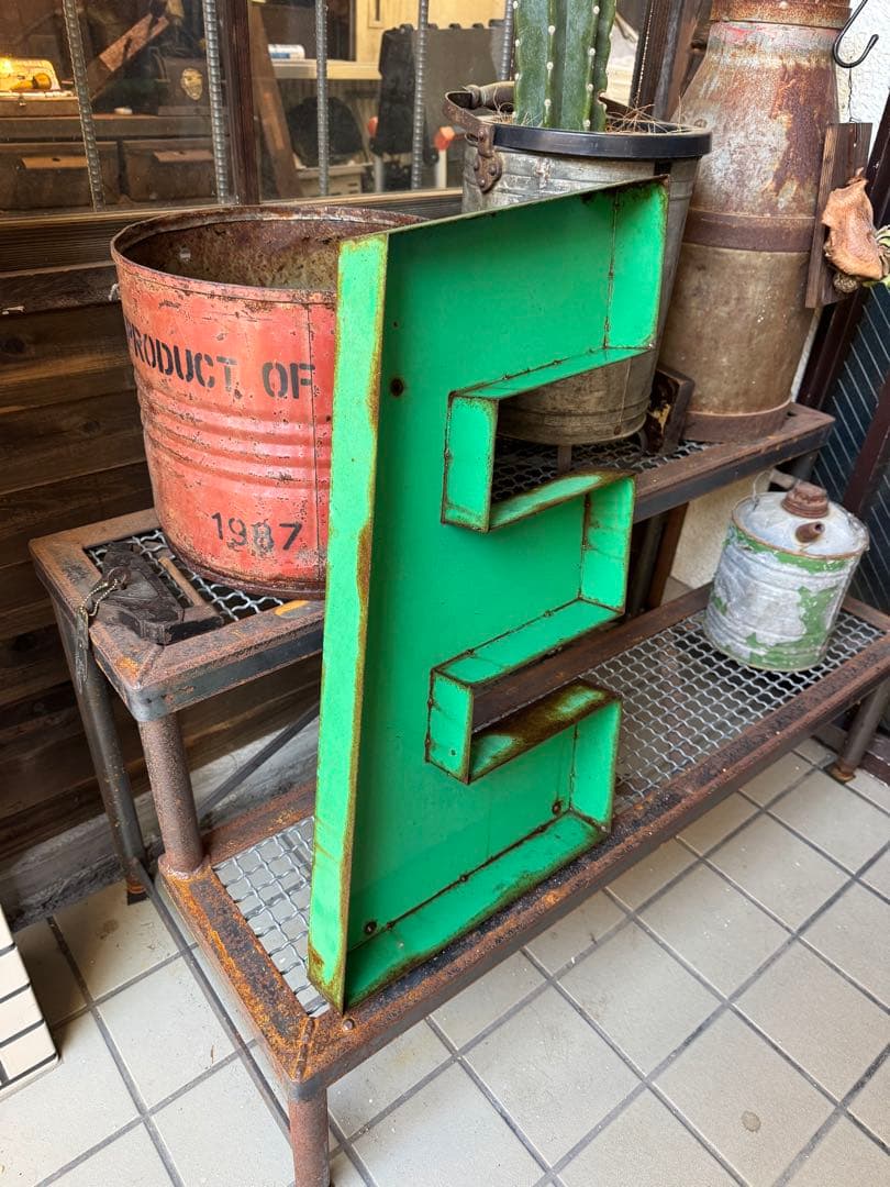 特大ビンテージ　アイアン　アルファベット文字E か3インダストリアル