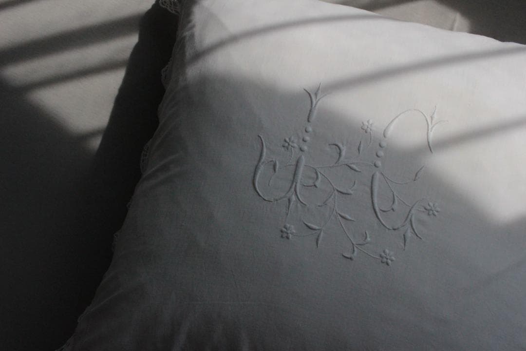 フランスアンティーク・クッションカバー \"J・C\"ドロンワーク/白糸刺繍
