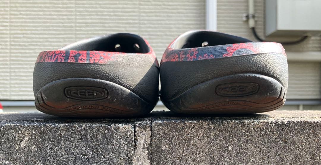 KEEN YOGUI ARTS サンダル 赤黒 ペイズリー 9